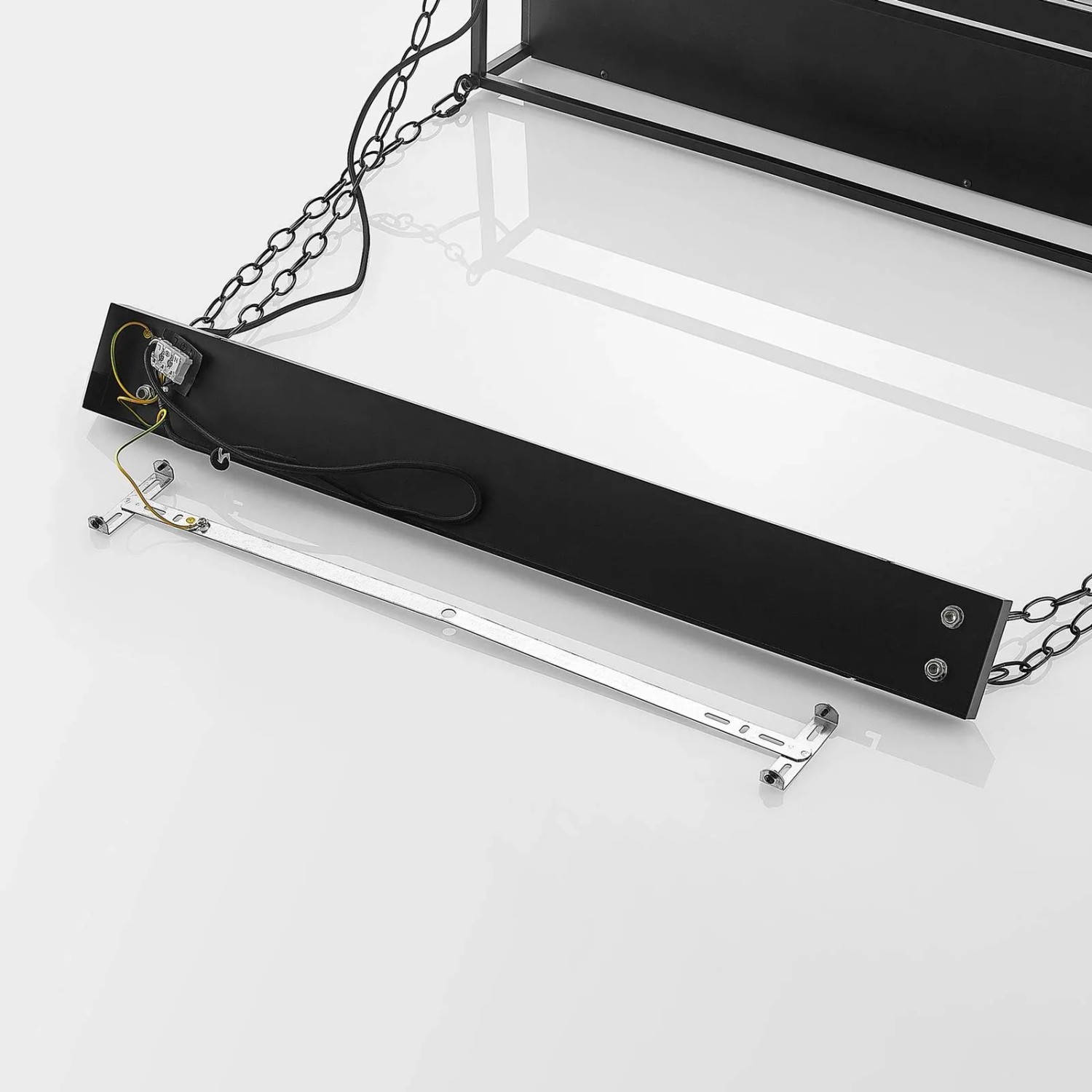 Detailaufnahme der schwarzen Lindby Pendelleuchte Kirista im Retro-Stil mit Montagezubehör.