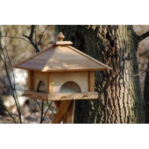 Dobar Vogelhaus Gartenwald aus Eichenholz mit 4 Schubladen vor Baum.