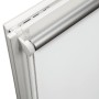Detailaufnahme: Weißes Schöner Wohnen Thermo-Rollo Martha mit Kettenzug und silberner Rollenwelle.