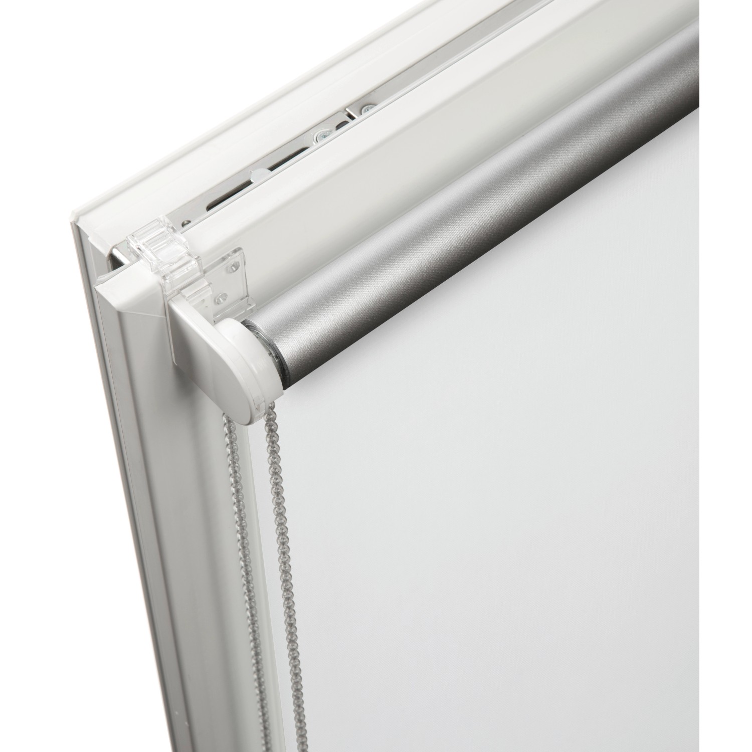 Detailaufnahme: Weißes Schöner Wohnen Thermo-Rollo Martha mit Kettenzug und silberner Rollenwelle.