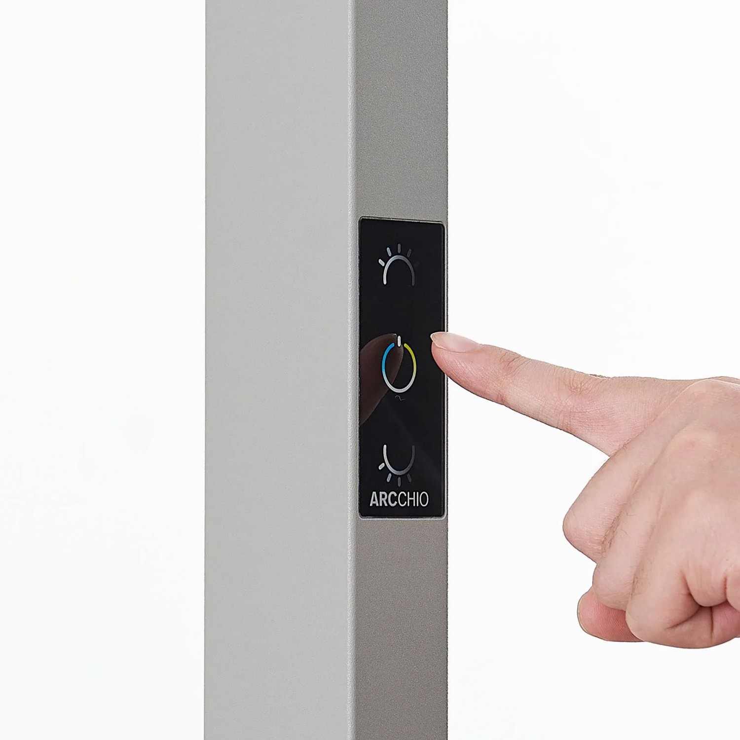 Arcchio LED Bürostehleuchte Susi: Detailaufnahme des Touchdimmers am Alu-Gehäuse.