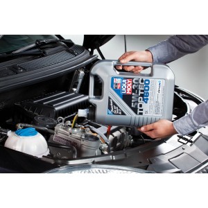 Liqui Moly Top Tec 4600 5W-30 Öl wird in einen Motor eingefüllt.