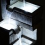 Großer Design-Gartenbrunnen mit 4 Stufen und LED-Beleuchtung aus Polyresin.