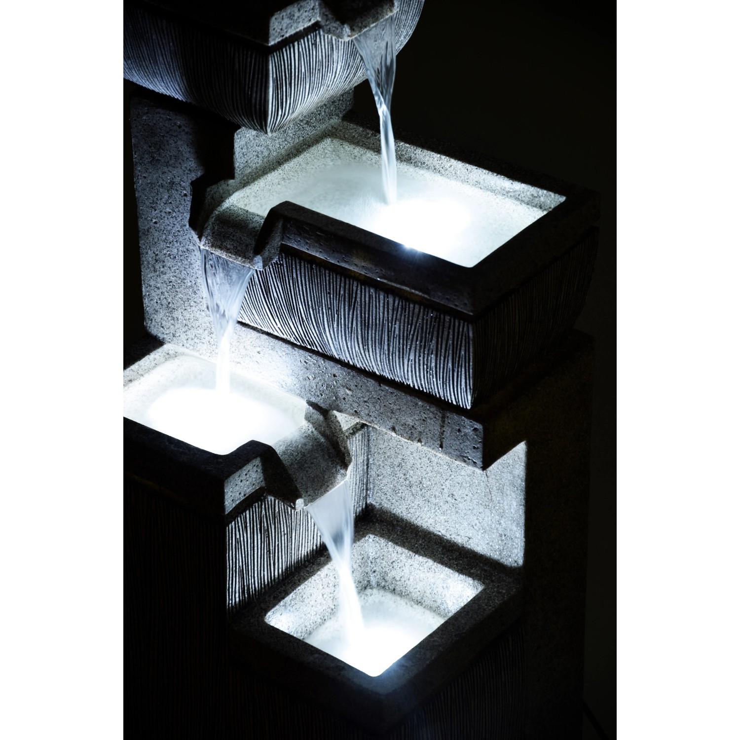 Großer Design-Gartenbrunnen mit 4 Stufen und LED-Beleuchtung aus Polyresin.