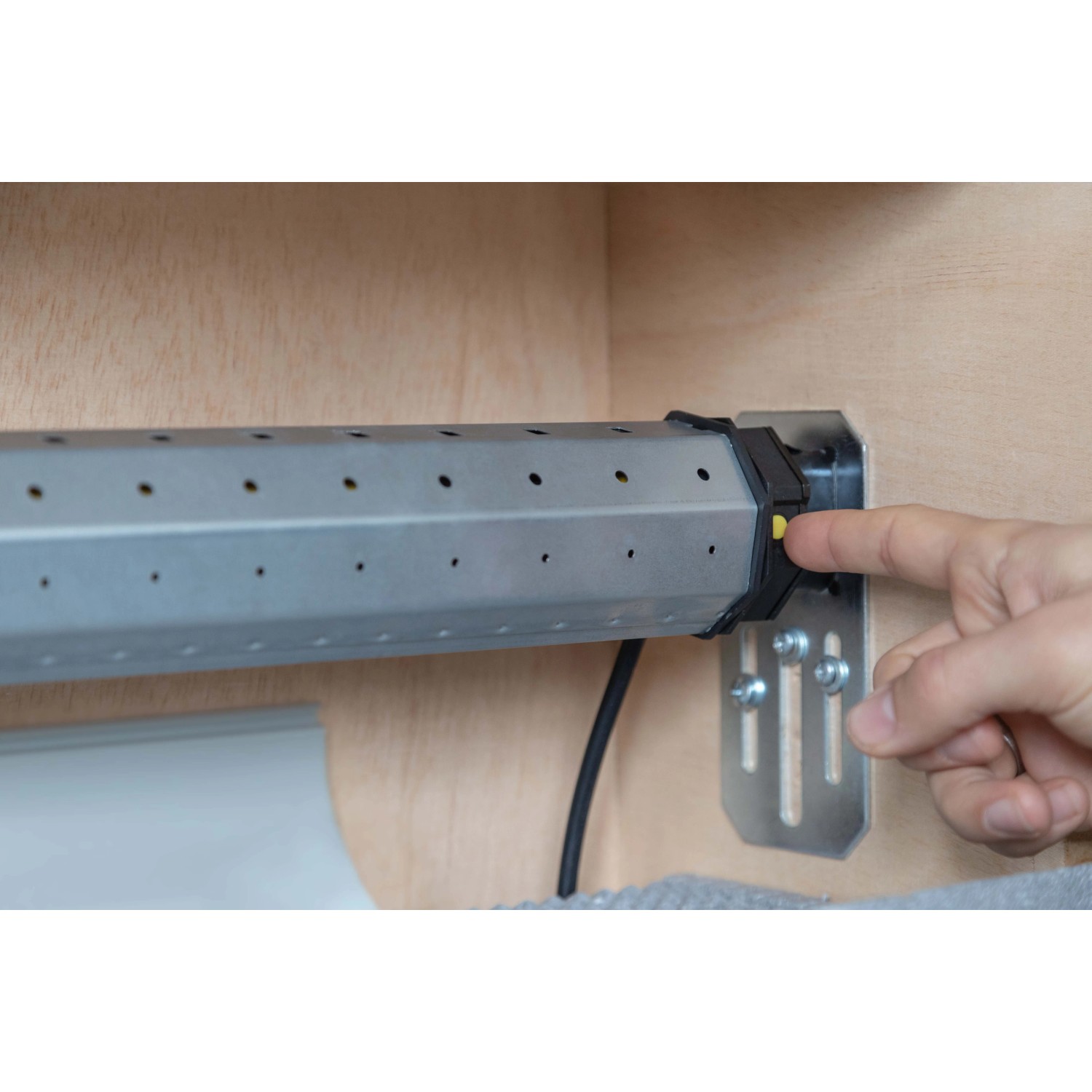 Schellenberg Rollladenmotor Plus Maxi 10 Nm im Detail: Endlageneinstellung per Knopfdruck.