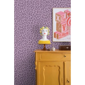 ESTAhome Vliestapete mit violettem Leopardenmuster an einer Wand. Stilvolle, leicht zu verklebende Tapete.