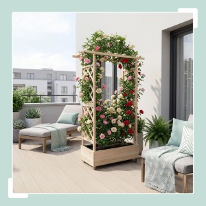 Blumenkasten aus hellem Tannenholz Natur mit hohem Rankgitter und Dach, bewachsen mit bunten Rosen auf einem Balkon.