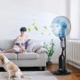 HOMCOM Standventilator in Schwarz/Silber mit Luftbefeuchter im Wohnraum.