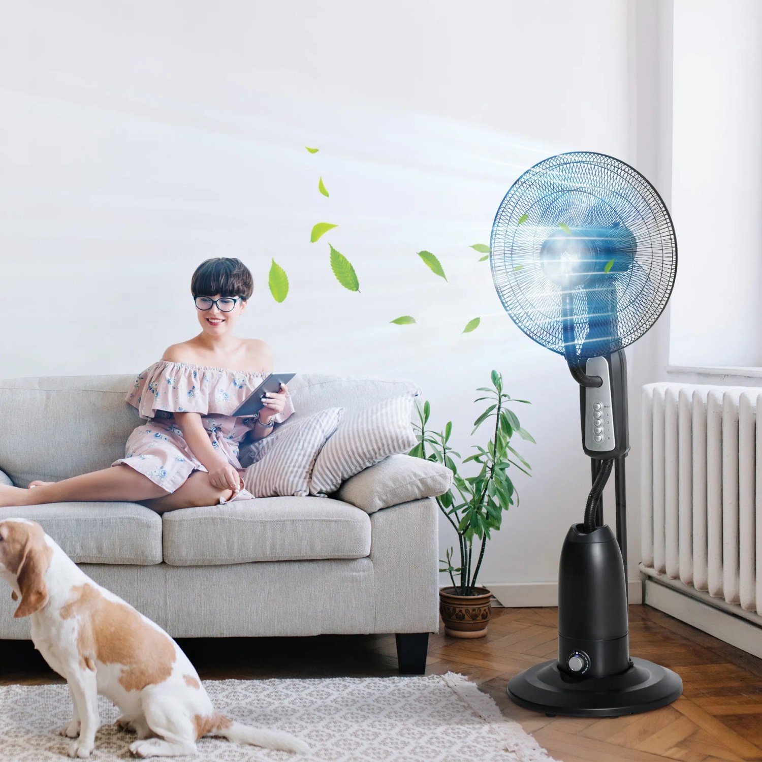 HOMCOM Standventilator in Schwarz/Silber mit Luftbefeuchter im Wohnraum.