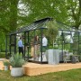 Juliana Gewächshaus Grand Oase 18 Anthrazit mit Personen im Garten.