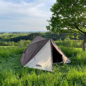Claptop Multifunktionszelt 3in1 Khaki auf grüner Wiese, Pavillon mit HUB-Mechanismus.