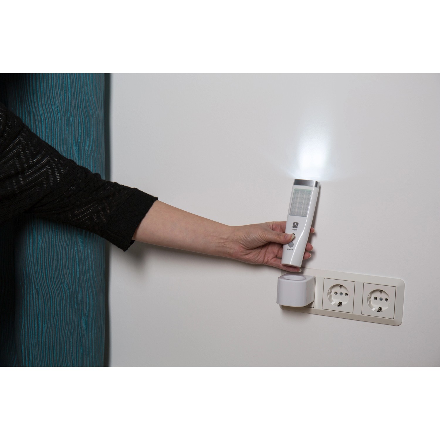 Müller-Licht LED-Nachtlicht Casto Weiß mit Sensor in Nutzung an Steckdose.