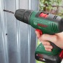 Bosch Akkubohrschrauber EasyDrill 18V-40 in Grün bohrt präzise in eine silberne Metallplatte. Vielseitiger Akkuschrauber.