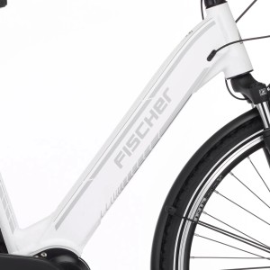 Detailansicht: Weißes Fischer Cita 3.1i E-Bike City-Fahrrad mit Mittelmotor.