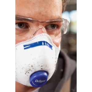 Mann mit Dräger Staubmaske X-plore 1310 V FFP1 (10er-Pack) und Schutzbrille.