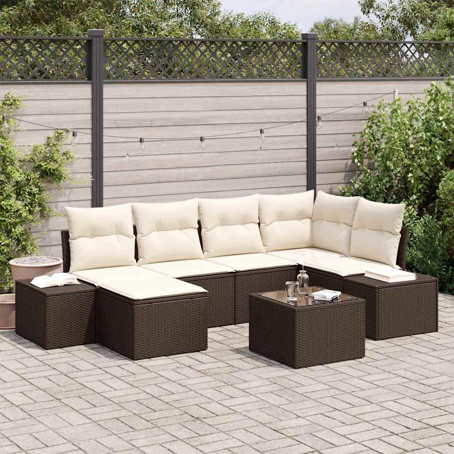Braunes 7-teiliges vidaXL Garten-Sofa-Set mit creme-farbenen Kissen aus Polyrattan.