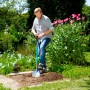 Mann arbeitet mit Gardena Spaten ClassicLine im Garten. Spaten zum Umgraben von Erde.