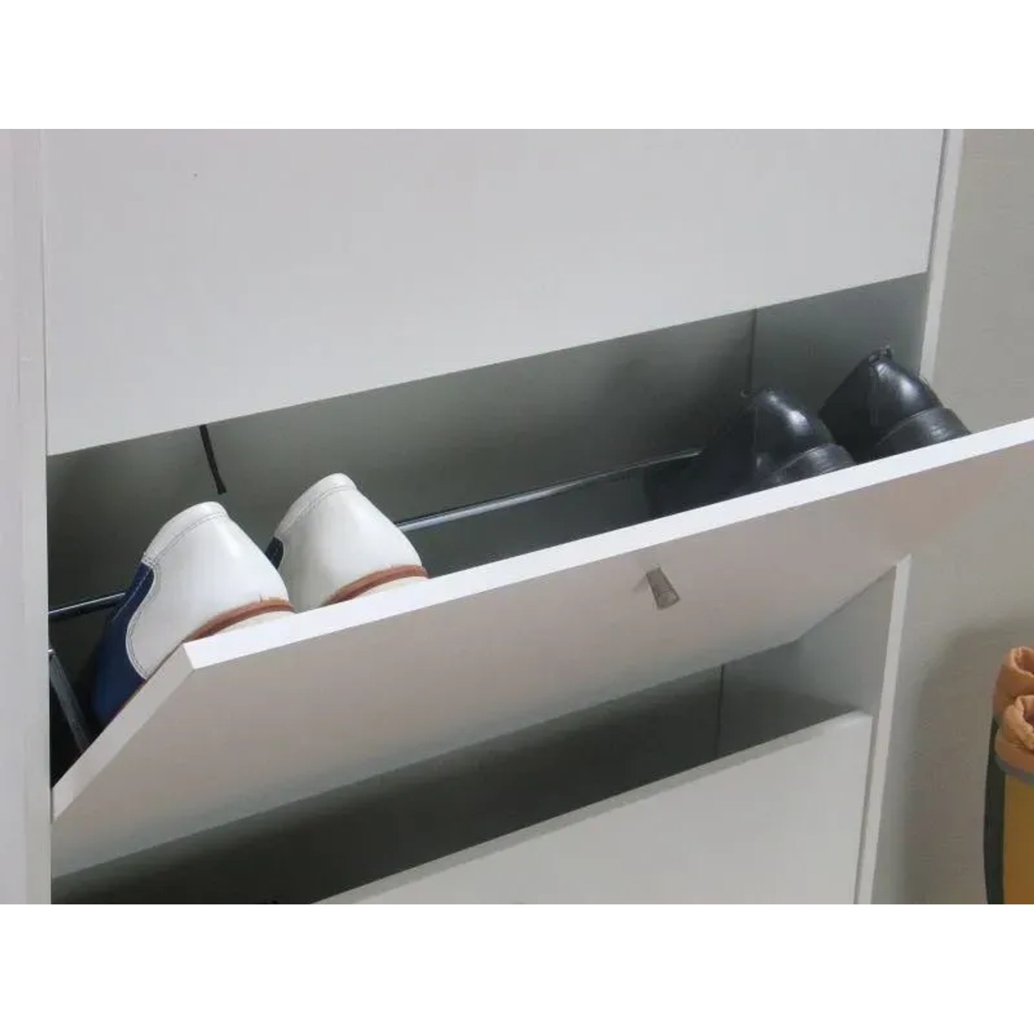 Weißer ebuy24 Schuhschrank Escape mit vier Klappen, teilweise geöffnet mit Schuhen.