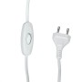 Detailaufnahme: Weißes Kabel mit Schalter und Stecker der Stehleuchte.