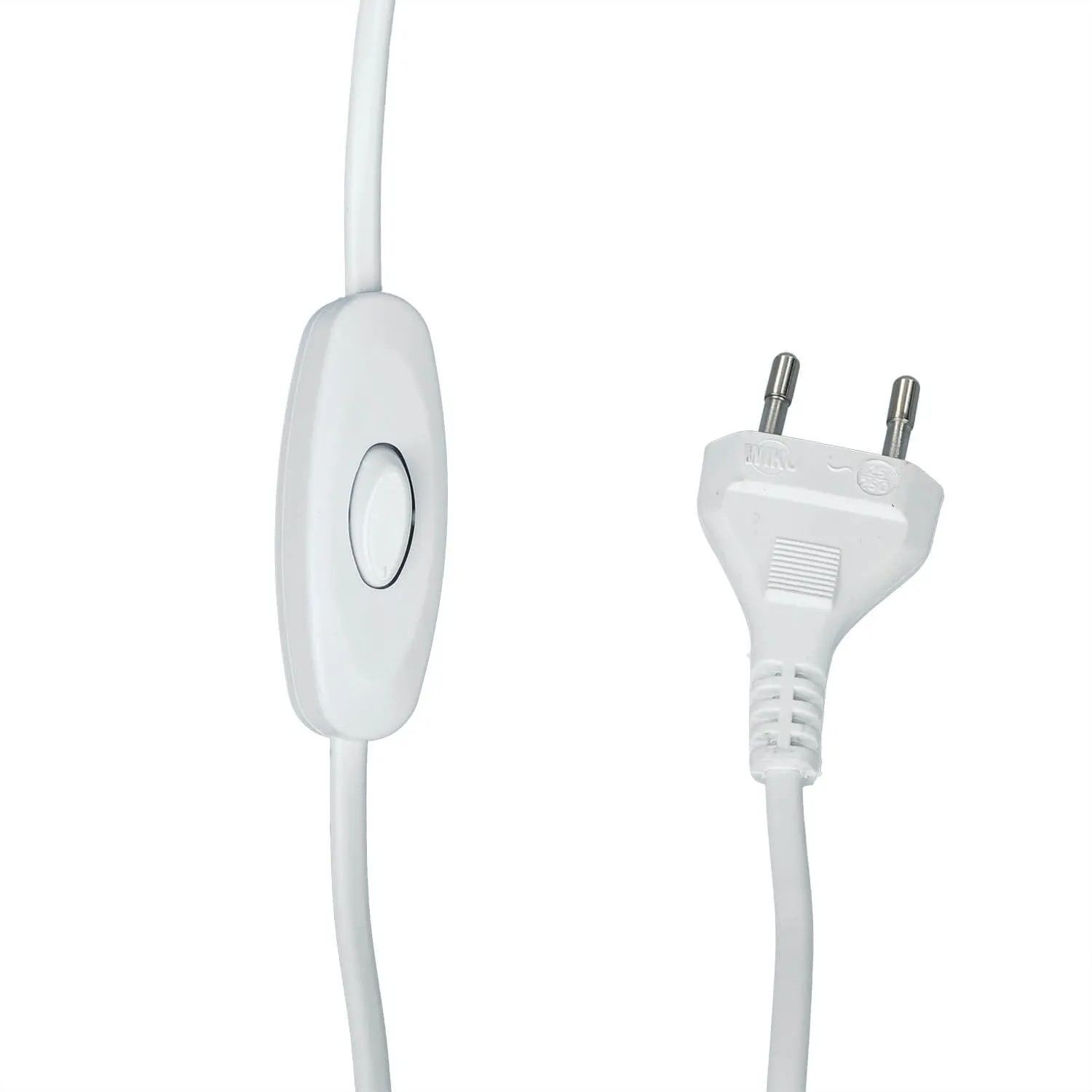 Detailaufnahme: Weißes Kabel mit Schalter und Stecker der Stehleuchte.