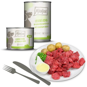 Mjamjam Hundenassfutter Rind mit Kartoffeln und Erbsen, Dosen und angerichtete Mahlzeit.