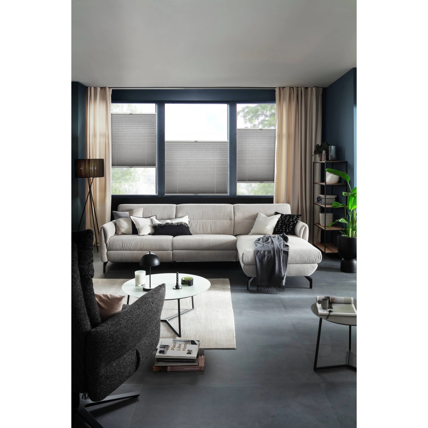 Graues Schöner Wohnen Plissee Milla, 40x130 cm, am Fenster im Wohnzimmer.