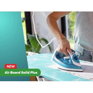 Person bügelt mit blauem Dampfbügeleisen auf Leifheit AirBoard M Solid Plus Bügelbrett in Türkis-Weiß.