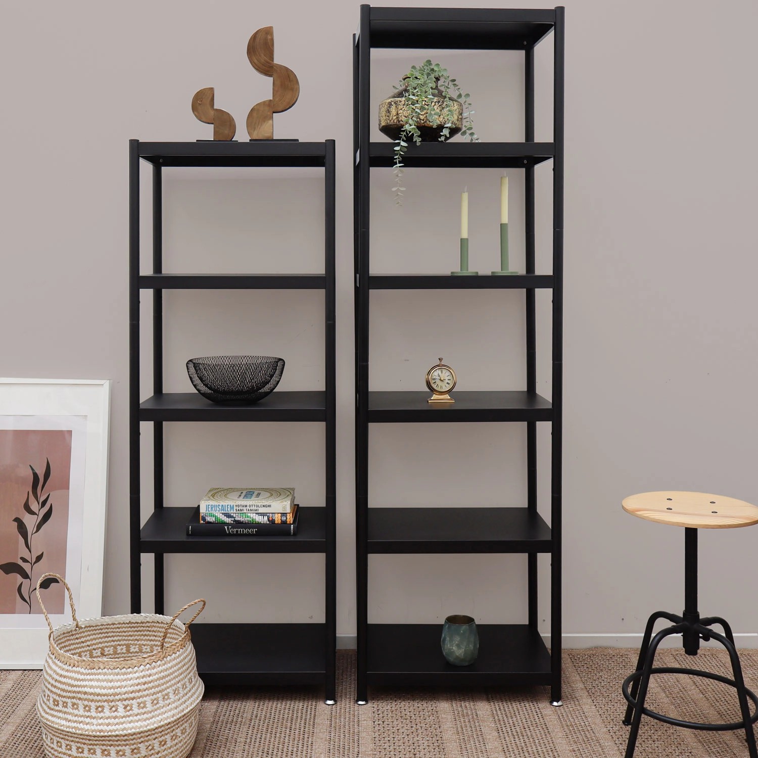 Schwarzes shelfr Metallregal mit 3-6 Ebenen, 244x41x120 cm, ideal als Raumteiler oder Bücherregal.
