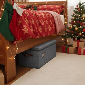 Graue Relaxdays Weihnachtskugel Aufbewahrungsbox unter einem Bett mit Weihnachtsbaum und Geschenken. Perfekt für Ordnung.