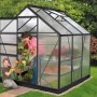 Vitavia Gewächshaus Venus 3800, schwarzer Rahmen, mit Frau und Kind im Garten.