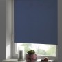 Blaues Thermo Rollo von Gardinia, energiesparend und lichtundurchlässig, am Fenster montiert.