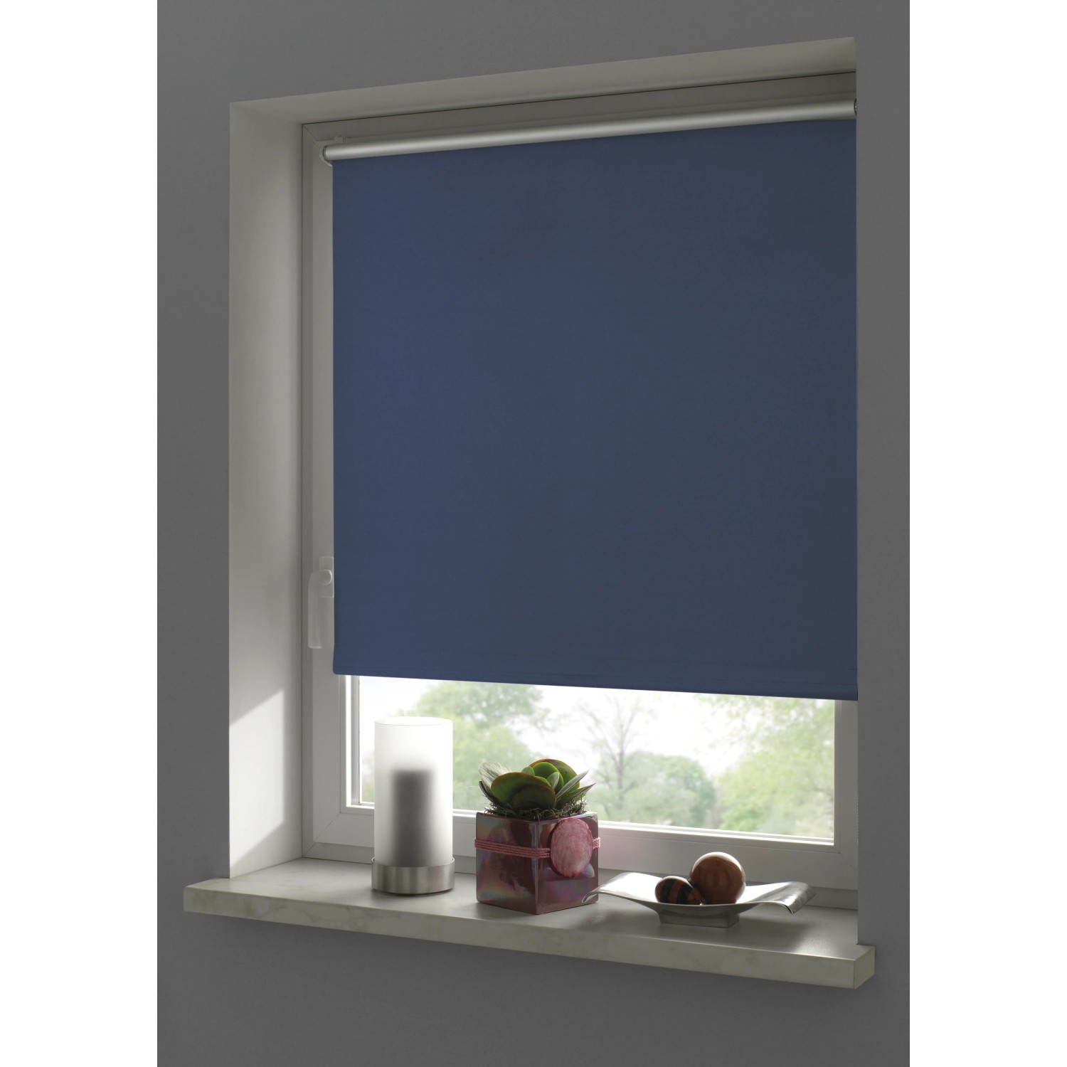 Blaues Thermo Rollo von Gardinia, energiesparend und lichtundurchlässig, am Fenster montiert.