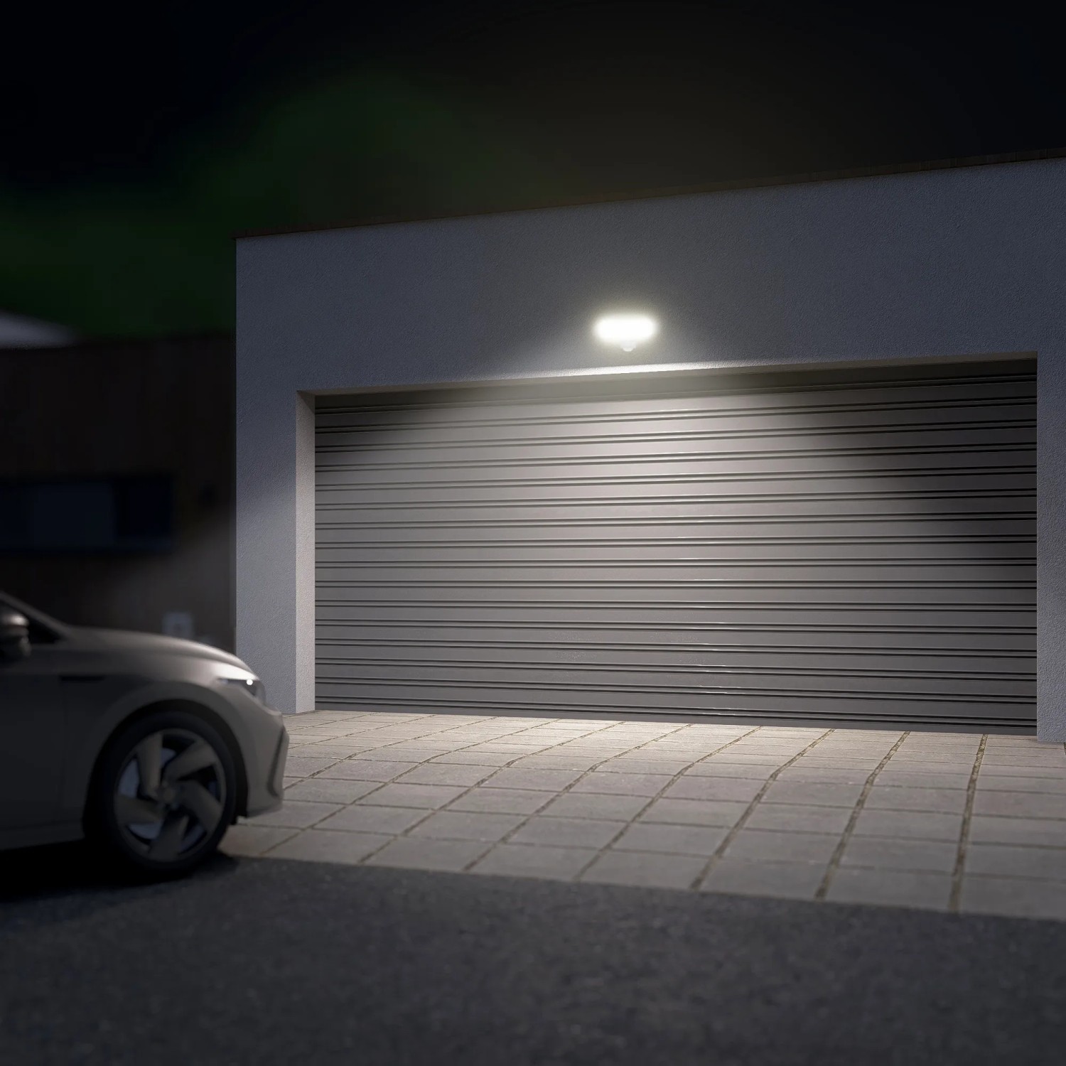 Schwarzer LED Außenstrahler mit Bewegungsmelder beleuchtet Garage und Auto neutralweiß.