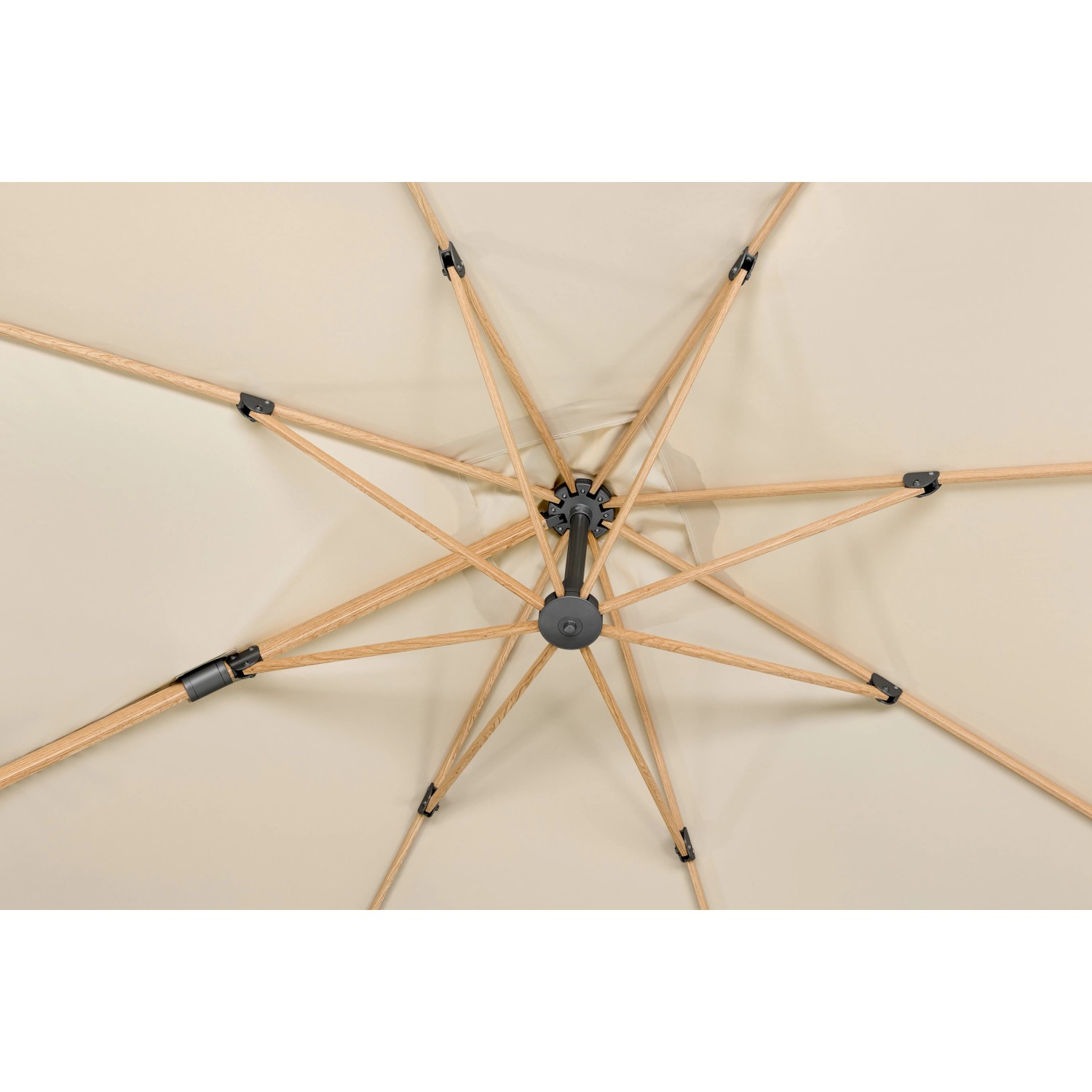 Detailaufnahme: Naturfarbener Schneider Ampelschirm 360 cm x 300 cm mit Kurbelmechanik von unten.