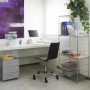 Transparente KIS Aufbewahrungsbox C XXS mit Deckel im Büro-Setup.