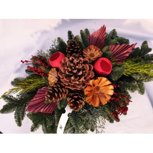 Rotes Bouquet Nobilis Grabgesteck (60 cm) mit Zapfen, Trockenblumen und Tannengrün.