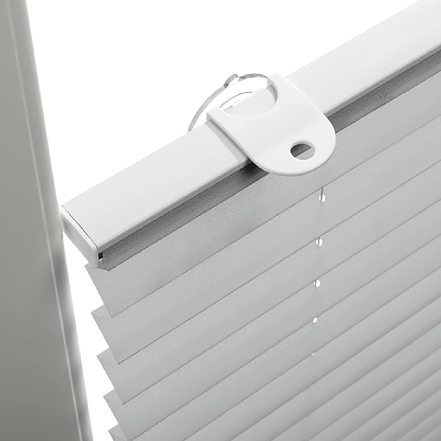 Graues Gardinia Dachfenster-Plissee (95,3x122cm) mit Saugnäpfen zur einfachen Montage.