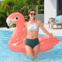 Frau mit Bestway® Schwimmtier Flamenco™ im Pool. Aufblasbarer Flamingo in Rosa.