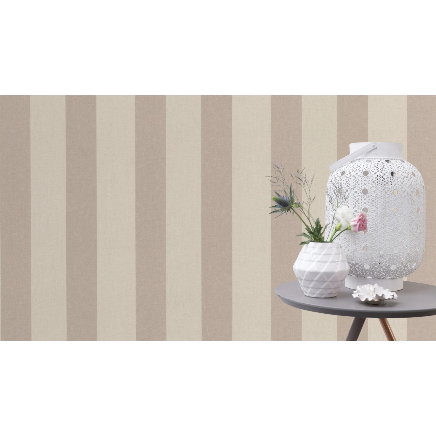 Rasch Vliestapete Florentine III mit Streifen in Beige und Braun.