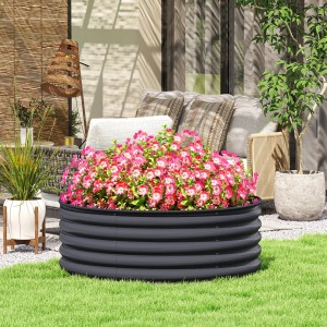 Dunkelgraues Outsunny Hochbeet aus Stahl, 120x120x43cm, bepflanzt mit pinken Blumen.