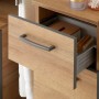 Pelipal Bad-Hängeschrank Quickset 919, Riviera Eiche, mit offener Schublade und Badutensilien.