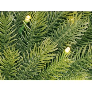 Detailaufnahme: LED Kunstkranz in Tannenoptik mit warmweißem Licht, ideal als festliche Dekoration.