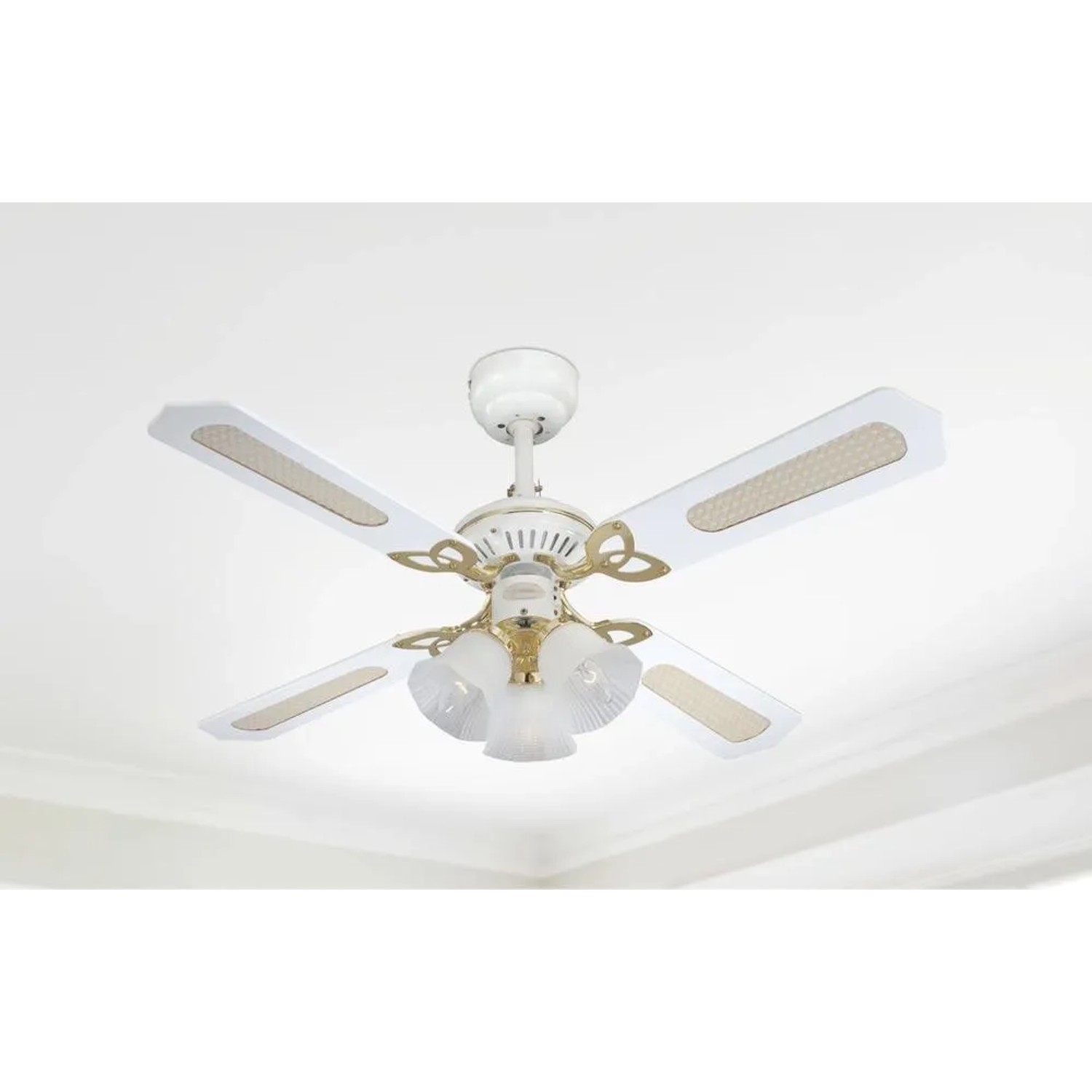 Weißer WESTINGHOUSE Deckenventilator Princess Trio 105 cm mit Beleuchtung und Zugketten.