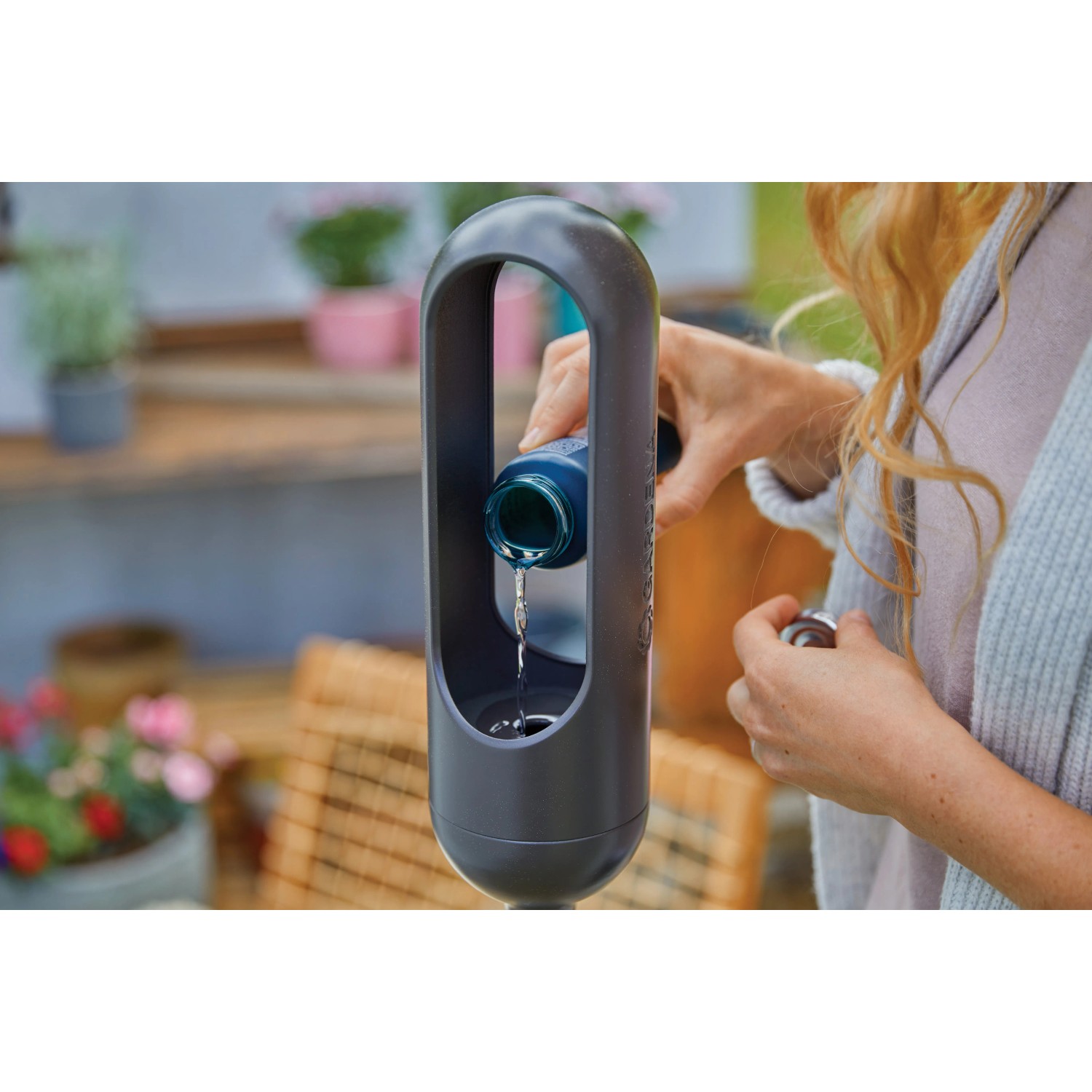 Gardena ClickUp! Fackel wird mit Lampenöl befüllt. Gartendeko für stimmungsvolle Beleuchtung.