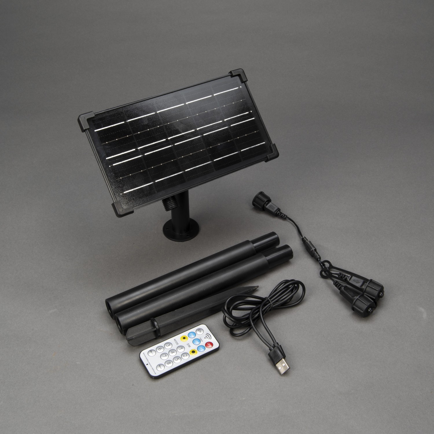Konstsmide Solar-Batteriebox mit Zubehör: Solarpanel, Fernbedienung, Kabel und Erdspieße für Aussen-Lichterketten.