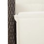 Detailaufnahme: Braunes Poly Rattan Gartenmöbel mit cremefarbenem Kissen.