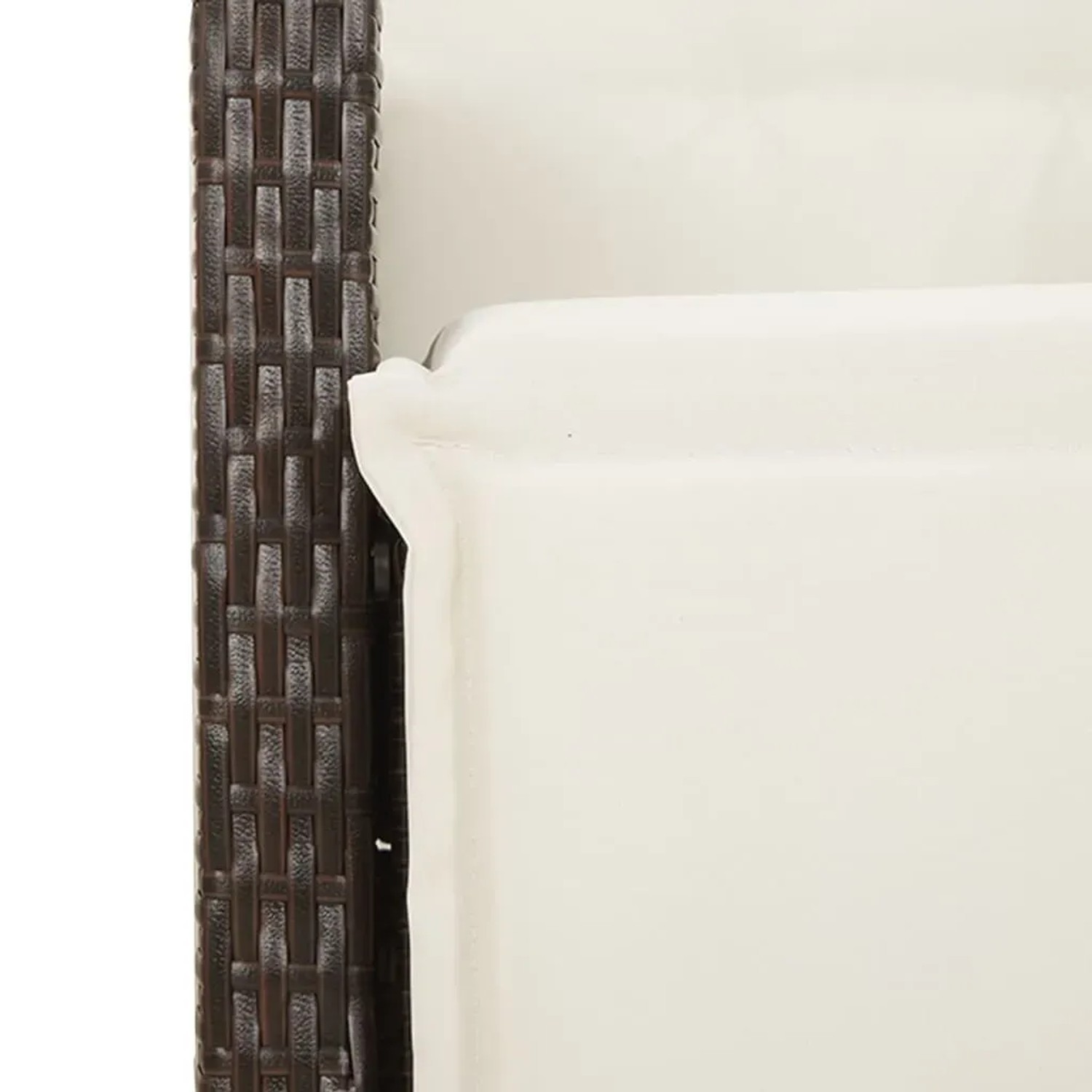 Detailaufnahme: Braunes Poly Rattan Gartenmöbel mit cremefarbenem Kissen.