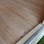 Detailaufnahme: Holzboden und Türrahmen des grauen weka Gartenhaus 122 Gr.3.