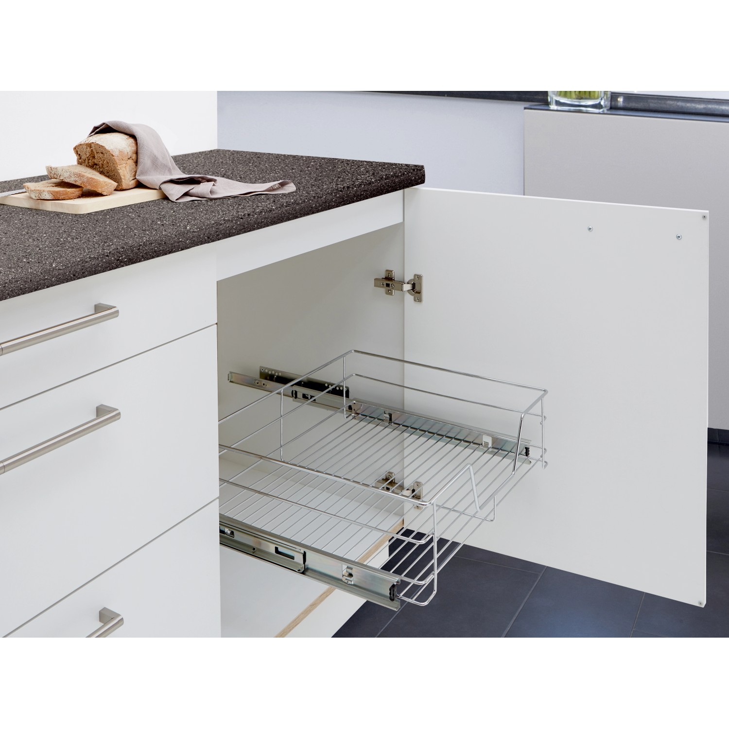 OBI Teleskopschublade 60 cm im Küchenschrank für mehr Ordnung.