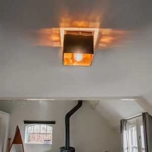 Moderne, schwarze QAZQA Deckenleuchte mit goldener Innenseite, geeignet für Wohnzimmer und Schlafzimmer.